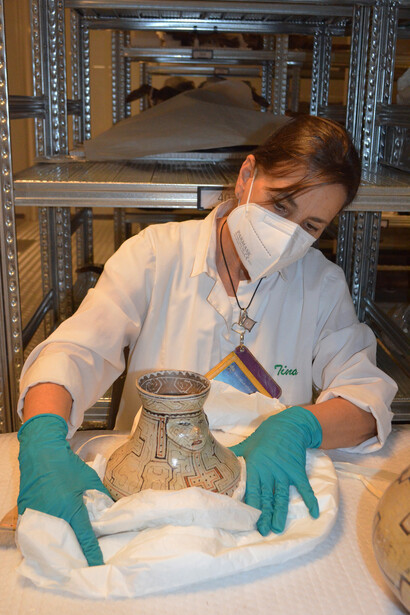 Controllo dello stato di conservazione di un vaso antropomorfo per liquidi, "joni chomo"