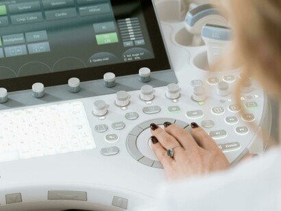 Apparecchiatura biomedicale. La IA sarà utile essenzialmente in quanto complementare per il medico, che potrà delegare alle macchine i calcoli e le operazioni sui dati ma tenere per sé l’interpretazione dei fenomeni complessi e le conseguenti possibili soluzioni