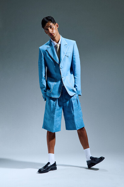 Un completo 100% lino color cielo, stile contemporaneo, elegante e al contempo fresco