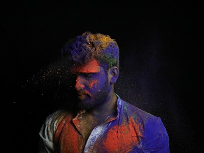 Guarda chi ami. È nel momento in cui resti estasiato, incantato che è come uscire fuori dal corpo per andare nell’oltre dove tutto diventa poesia perché la bellezza di Dio che stai respirando guardando chi ami è il ritratto di Dio