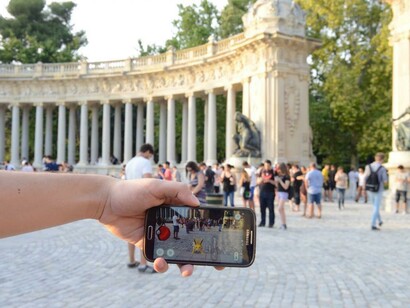 Jugando a Pokémon Go en El Retiro, Madrid