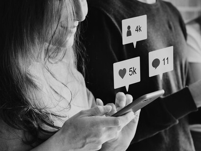 Friends seamlessly integrate smartphones into outdoor activities, reflecting the pervasive role of mobile technology in social gatherings