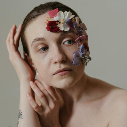 O realismo fantástico combina o cotidiano com o irreal para criar narrativas que exploram a complexidade humana e a percepção da realidade