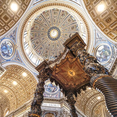 Sotto il baldacchino del Gian Lorenzo Bernini si concentra il cuore liturgico della Basilica, simbolo della sinodalità come unità visibile attorno all’altare e alla celebrazione eucaristica. Basilica di San Pietro, Città del Vaticano