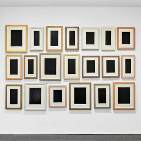 Allan McCollum, One wall, one work, exhibition view. Courtesy of Krakow Witkin Gallery