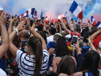 Le coq au vin, tout comme cette foule pleine de joie, fait partie des instants qui unissent et marquent les mémoires collectives