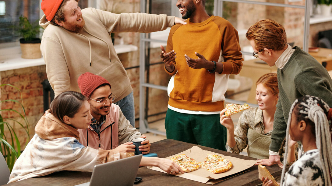 La véritable modernité réside parfois dans la simplicité d'un repas partagé entre amis, là où chaque bouchée apporte réconfort et chaleur