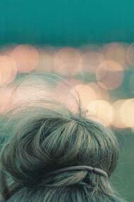 Hicieron carpas de la nada misma en la calle... Es que la pobreza se los está comiendo vivos, les deja pozos en sus caras cándidas que no se animan a mirarla a ella, quien camina toda brillante, enjoyada