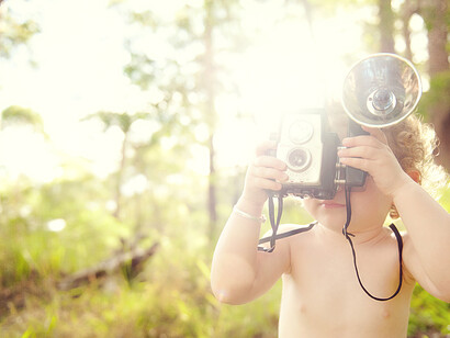Un niño pequeño con una vieja cámara fotográfica sería una imagen insólita en Valladolid: no por la cámara, sino por el niño