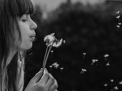 Respirare significa immergersi in ciò che circonda, assimilare minuscoli frammenti di vita, comprenderli e restituire piccoli pezzi di noi stessi