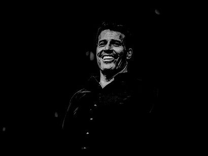 Tony Robbins é um estrategista, escritor e palestrante motivacional estadounidense