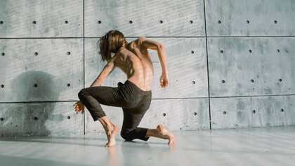 A dança, como expressão não verbal, desbrava os ritmos da alma, revelando os fenômenos no corpo e na mente