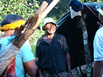 Nísio Gomes, líder guaraní asesinado en 2011. 'No dejes este lugar. Cuida de esta tierra con valor' fueron las últimas palabras que dedicó a su hijo antes de que lo asesinaran pistoleros contratados por poderosos terratenientes del estado de Mato Grosso do Sul, Brasil. © Survival International