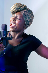 Cantora - representação de Zaida Chongo. Chongo é conhecida pela sua forma ímpar de compor as suas músicas e, principalmente, pelo seu entrosamento na dança, com as bailarinas