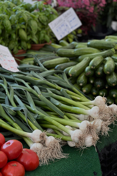Frutas y verduras en una feria. La gestión de las compras de alimentos y bebidas no es solo una estrategia operativa, es una necesidad crítica para asegurar la sostenibilidad y rentabilidad de un negocio gastronómico