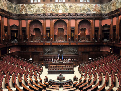 Roma, Palazzo Montecitorio, Camera dei Deputati. I titoli dei giornali stranieri hanno sottolineato il carattere surreale ed autolesionistico che la caduta improvvisa del governo ha messo in luce in maniera fin troppo evidente