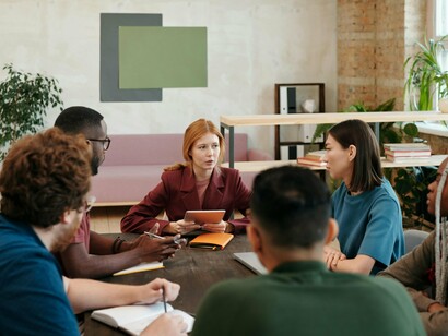 A crise da objetividade no debate público contemporâneo revela uma tensão fundamental entre linguagem, verdade e vida social. Ao enfraquecer a distinção entre fato e opinião, o espaço público se torna mais vulnerável à manipulação discursiva e menos capaz de sustentar decisões racionais

