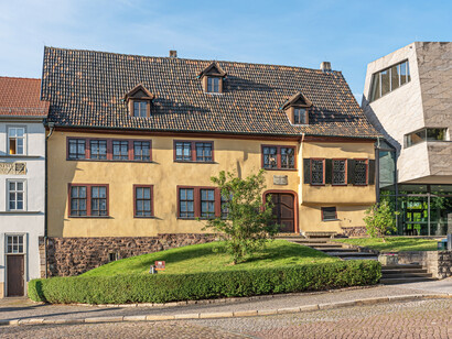 En palabras más sencillas, le debemos a Bach los últimos detalles de la teoría de la afinación moderna, así como del uso democrático de todos los sonidos musicales. Casa de Johann Sebastian Bach en Frauenplan 21 en Eisenach, Turingia, Alemania