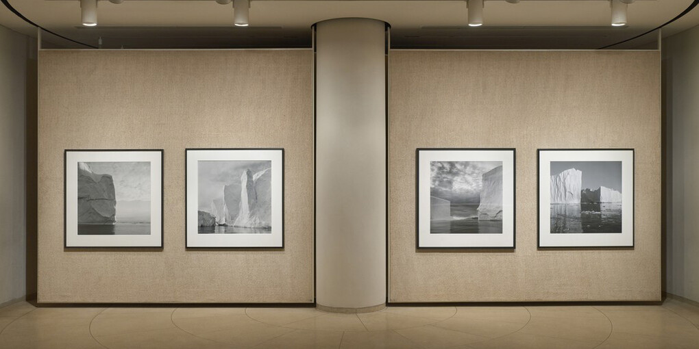 Lynn Davis, Exhibition view. Courtesy of Glass House