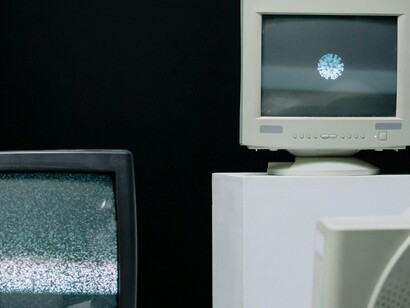 Dez anos depois, o mundo foi abalado pelo 11 de setembro de 2001, e a internet, outrora um espaço de liberdade, transformou-se em um território de vigilância. O software de código aberto, antes celebrado, passou a ser encarado com desconfiança, e a net.art mergulhou num grande ostracismo institucional