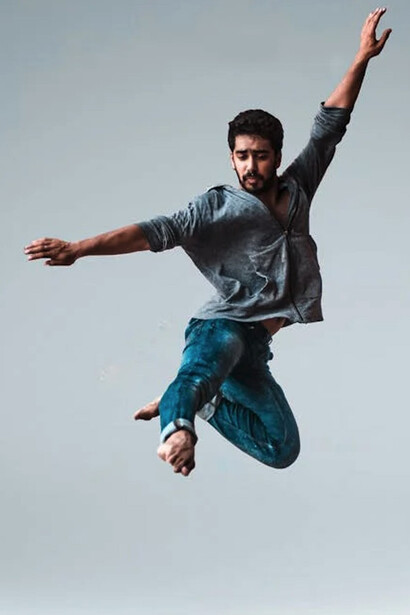 Bailarín en el aire después de un salto