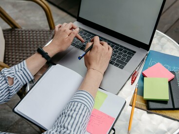 Pessoa utiliza um laptop enquanto trabalha diante da tela. A tecnologia oferece novas possibilidades, mas o sentido do que é produzido continua dependendo de quem conduz o processo
