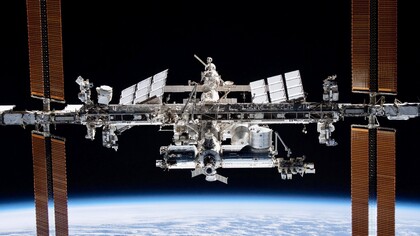La ISS dalla Crew Dragon Endeavor di SpaceX durante un volo intorno al laboratorio orbitante, 2021