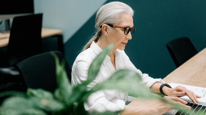 O envelhecimento feminino no Brasil é impactado pelo etarismo, resultando na invisibilização e desvalorização social e profissional de mulheres mais velhas. Para superar esse desafio, é essencial promover inclusão e conscientização sobre a importância da diversidade etária