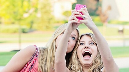 Dos adolescentes se hacen una foto con su teléfono