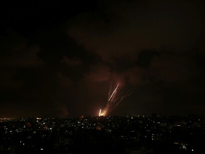 Israele ha replicato colpendo il reattore ad acqua pesante di Arak e il sito di Natanz, senza rischi radiologici segnalati, ma con vaste distruzioni per obiettivi militari e civili in Iran