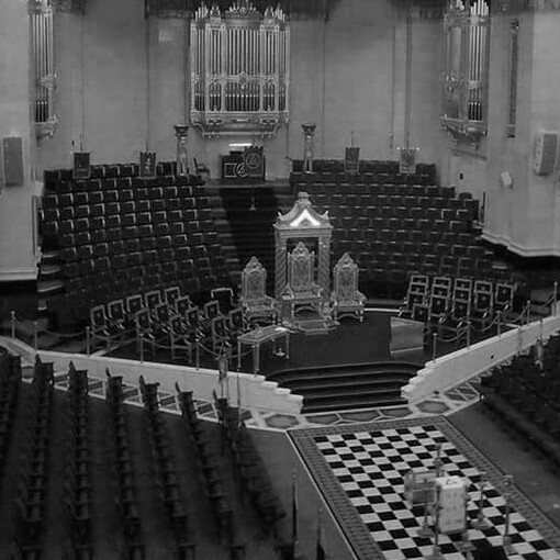 A Maçonaria não é uma religião, mas preza pela espiritualidade e a crença em uma força superior. Assembléia da Grande Loja Unida da Inglaterra (GLUI)