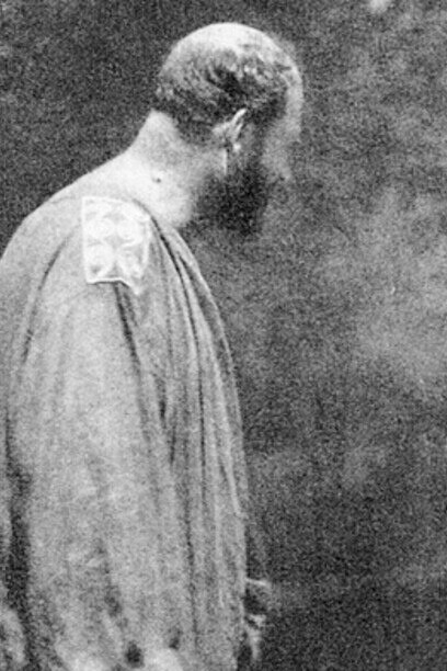 Gustav Klimt, un portrait saisissant dans une pose contemplative, capturant son regard intense et sa réflexion profonde sur son œuvre. Cette image semble refléter le lien entre le passé de l'Art nouveau et son impact intemporel