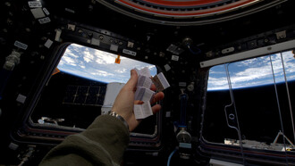 La astronauta Samantha Cristoforetti celebra el Día del Libro en la Estación Espacial Internacional (ESA/NASA)