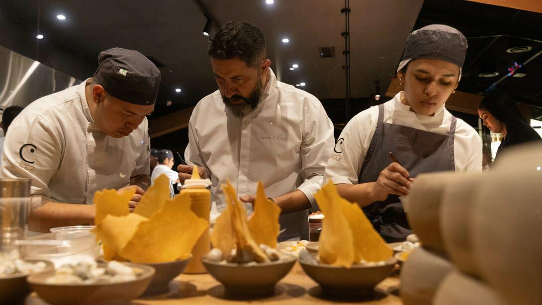 Issam Koteich en el restaurant Cordero. Issam demuestra que la pasión por la cocina y la perseverancia pueden llevar a un chef a destacar en la escena gastronómica internacional. Fotografias: Naty Lashly y Andrés Vásquez