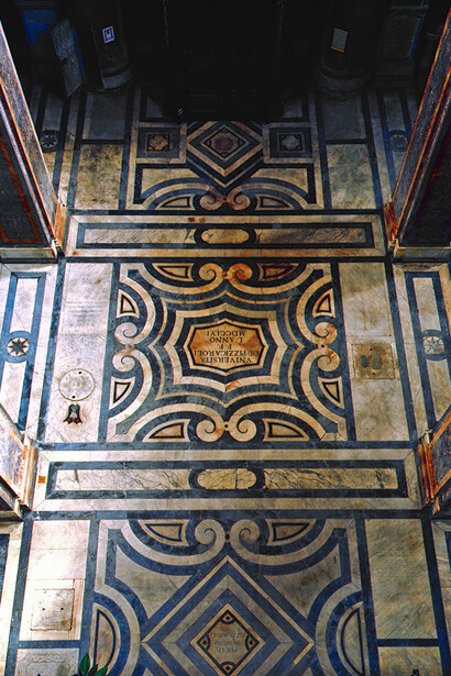 Dettaglio della pavimentazione (di G. Valvassori) della navata principale (foto Studio Azimuth147)