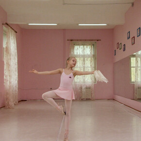 Rineke Dijkstra, Marianna (The Fairy Doll), 2014, One-Channel HD video-installation, sound, 19 min 13 sec, looped, video still. © Rineke Dijkstra, Courtesy of the artist and Galerie Max Hetzler, Berlin | Paris