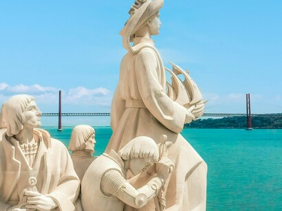 Padrão dos Descobrimentos (ou Monumento aos Descobrimentos; ou Monumento aos Navegantes), Belém, em Portugal. Mais uma vez a África está mergulhada no colonialismo financeiro que parece ainda pior que a escravatura do homem pelo homem