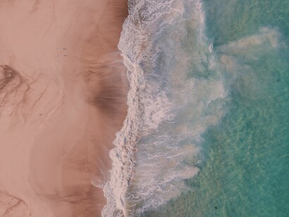 Un letrero donde está escrito: «prohibido bañarse»