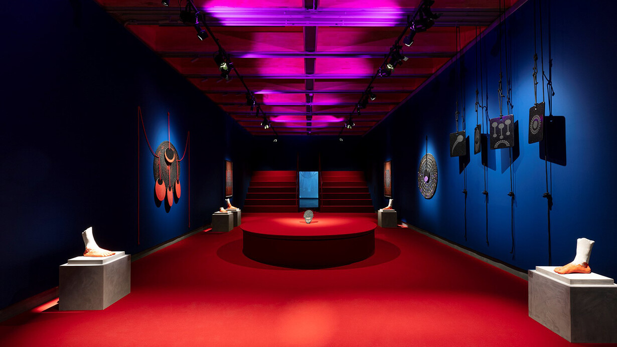 Varios artistas, Érase una vez. Visiones del cielo y la tierra, vista de la exposición. Cortesía de la Pinacoteca