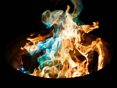 Se aviva el fuego de una higuera en medio de la oscuridad