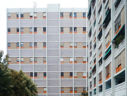 El edificio visto desde el jardín interior
