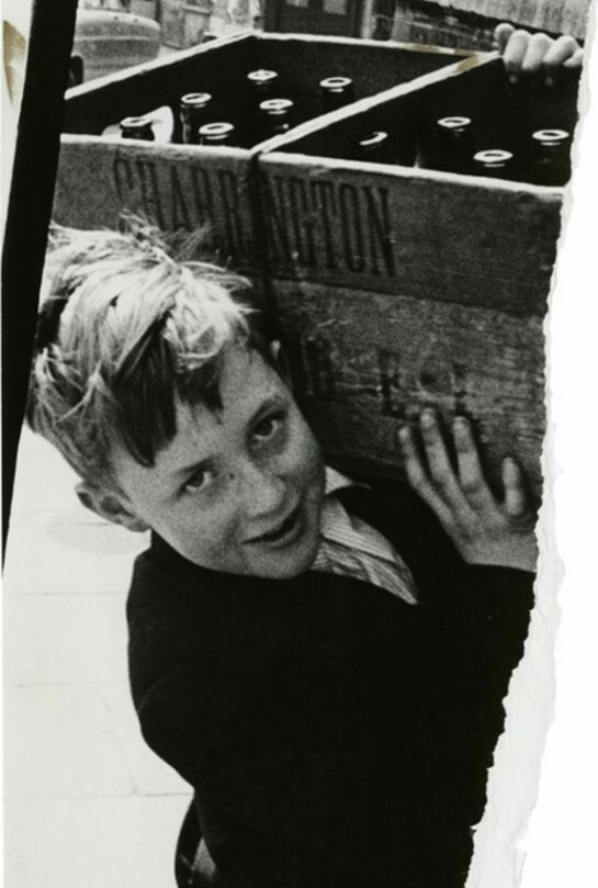 David Bailey (\*1938), Uncharted – East End, 1962, silver gelatin print on glossy fibre paper, printed 2011-2013, 23,8 x 13,4 cm © David Bailey, Courtesy: Daniel Blau Munich/London
