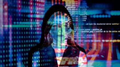 A inteligência artificial pode ser compreendida como um conjunto de técnicas e sistemas capazes de realizar tarefas que, até recentemente, dependiam da inteligência humana. Esses sistemas são alimentados por grandes volumes de dados, processados por algoritmos cada vez mais sofisticados, que aprendem padrões, fazem previsões, tomam decisões e se adaptam a novos contextos. Diferentemente das tecnologias anteriores, que operavam a partir de instruções fixas e previsíveis, a inteligência artificial introduz um elemento de autonomia relativa, pois seus resultados não são totalmente determinados de antemão por seus criadores. Essa característica altera profundamente a dinâmica do trabalho, pois desloca o papel humano de executor direto para supervisor, estrategista, analista e, em muitos casos, parceiro da máquina