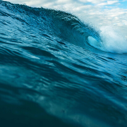 El vaivén contrastante de la naturaleza, y los puntos de vista conflictivos de la vida, dan lugar a las calmas de lagos tranquilos, a los amaneceres de belleza, y a que la paz se experimente