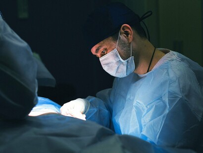 Cenário cada vez mais recorrente nos dias atuais, onde nos últimos 10 anos mais de 200 cursos de medicina foram abertos no país em faculdades particulares, muitas das quais sequer exigem preparo de seus ingressantes, focando, em especial, na capacidade financeira de seus alunos, que chegam a arcar com mensalidades na faixa dos R$ 14.000,00