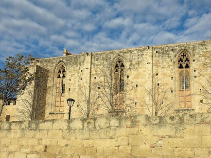 Durante muchos siglos, el monasterio y el castillo de Octavià (el antiguo castrum romano) fueron el núcleo principal del lugar, centro de poder y cultura. A su alrededor se levantó un pequeño grupo de casas. Monasterio de Sant Cugat del Vallès, fachada sur, Barcelona, España