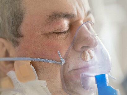 Alguns chegam andando. Outros chegam carregados. Alguns falam. Outros só olham. Há os que respiram rápido demais, como se estivessem se afogando em ar. Há os que respiram devagar demais, como se estivessem cansados de tentar