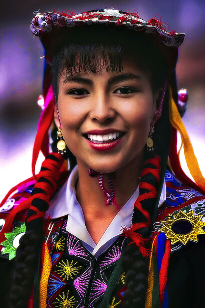 Peru, Ragazza in costume tradizionale durante la manifestazione annuale di giugno delle Accademie di Danze Tradizionali nella Plaza de Armas, foto Sergio Pessolano 