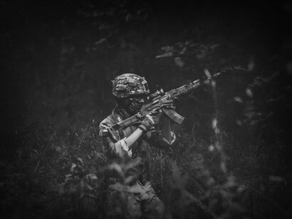 Soldado moderno apunta con un arma de guerra