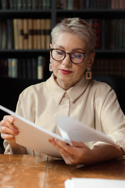 Professora estuda em sua biblioteca particular